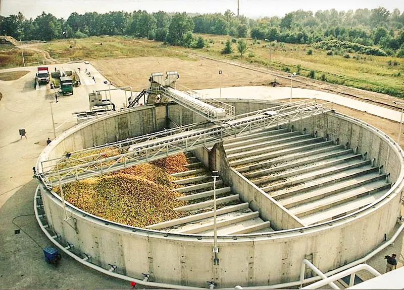 Zbiornik żelbetowy z wsypem owoców, zakład Agrana
